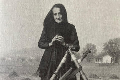 1954, Giornata del giovane tiratore. Annunziata Pellegrini (1878-1962), La mamma in preghiera